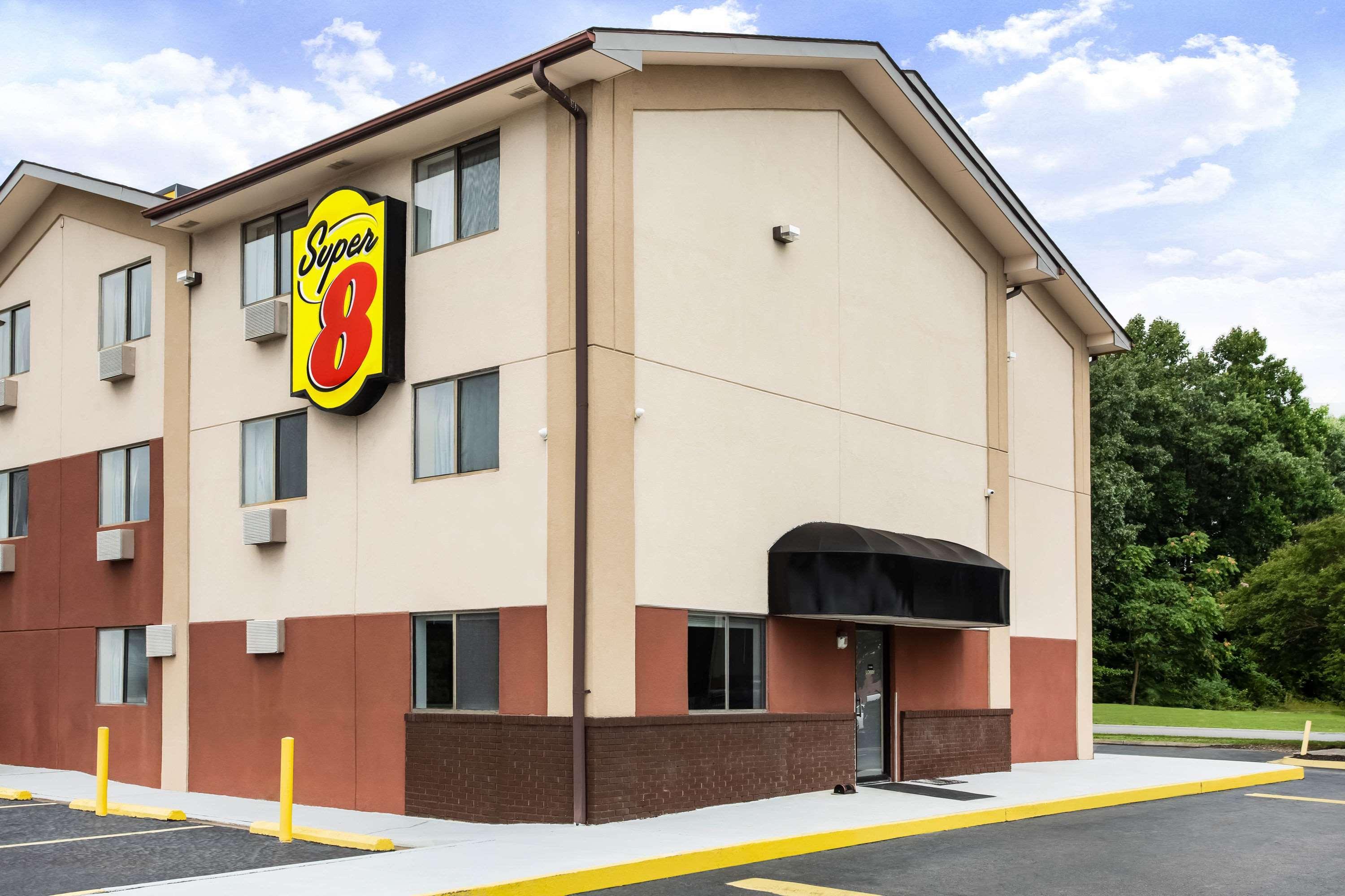 Super 8 By Wyndham Chester/Richmond Area Exteriör bild
